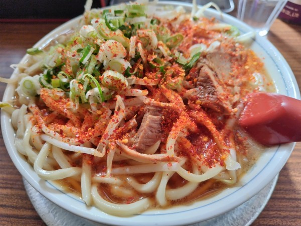 「醤油らあめん　※㋗で５００円　＋モヤシ　＋粗挽き唐辛子：無料」@丸一らあめんの写真