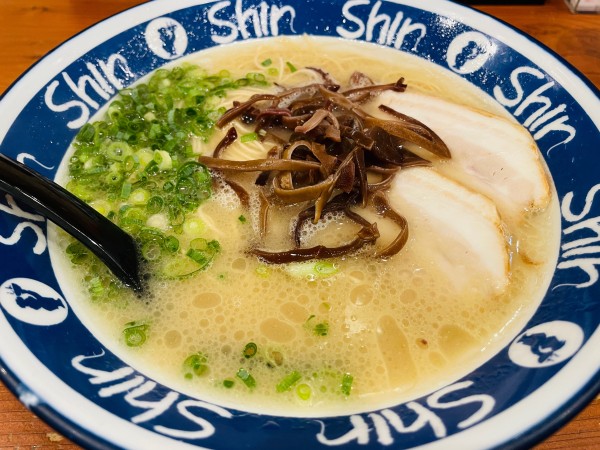 「博多ShinShinらーめん 760円 替え玉 150円×2」@博多らーめん ShinShin 天神本店の写真