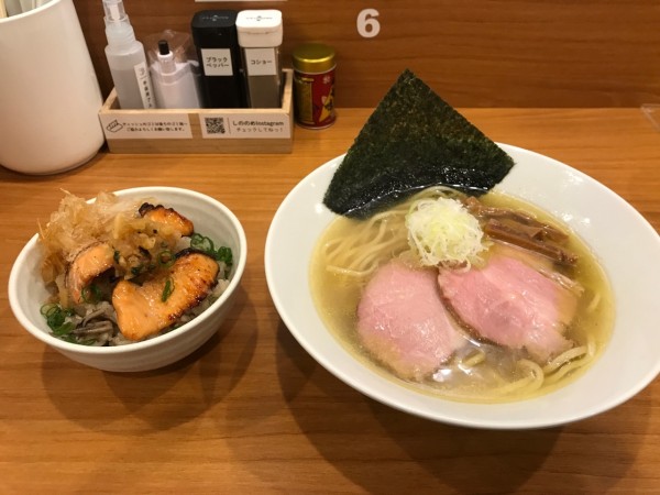 「塩らーめん＋秋鮭ときのこの炊き込みご飯」@しののめヌードルの写真