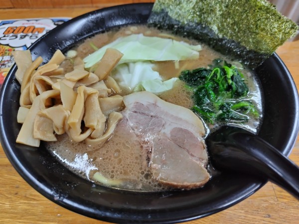 「とんこつ醤油ラーメン　※あじこめ＆かため　※㋗　＋メンマ」@横浜ラーメン 萬年家の写真