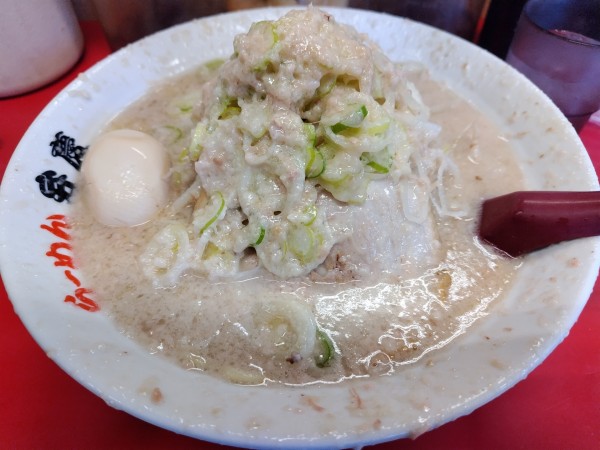 「ラーメン　※ギタギタ　中盛（サービス）　＋味つけ玉子：㋚券」@らーめん弁慶 浅草本店の写真