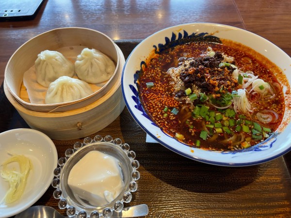 「紅麻辣坦々麺　ランチ雲呑麺セット　1595」@雲龍一包軒 錦糸町の写真