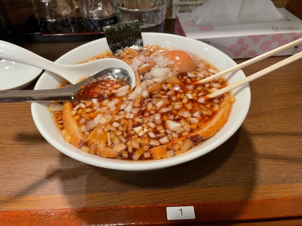 「メンマラーメン(ブラックスープ)味玉 玉ねぎ増し」@なないろ食堂の写真