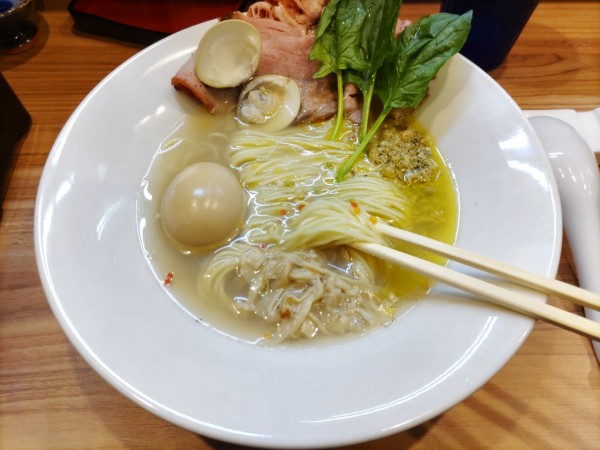 「特製牡蠣とあさりオイル塩そば·ローストポーク重」@拉麺 はま家の写真