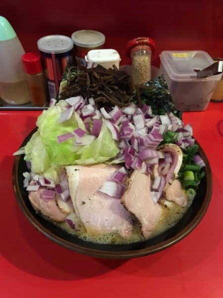 「チャーシューメン中＋キャベツ＋九条葱＋紫玉葱W 1,300円」@どんとこい家の写真