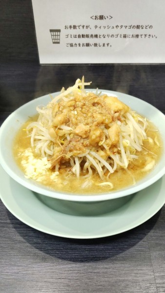 「ラーメン(半分)+チョイやさい、アブラ、ニンニク少し」@オリバーヌードルの写真