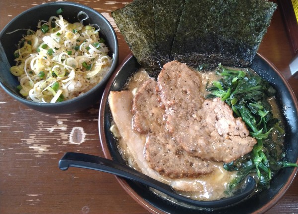 「とき卵ネギめしセット＋ほうれん草＋ワイルドチャーバーグ」@ラーメン 大山家 昭島店の写真