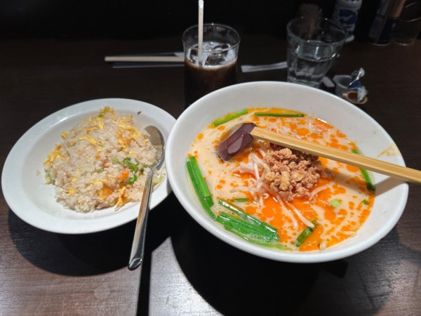 「本日の日替わり①（豚骨辛味ラーメン＋半チャーハン）900円」@上海華龍 ヤマダ電機LABI1高崎店の写真