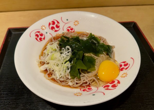 「冷しわかめそば(480円)+たまご(100円)」@いろり庵きらく グランスタ丸の内店の写真
