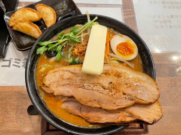 「かぶりつきチャーシュー味噌らぁめん」@完熟味噌らぁめん かなで商店の写真