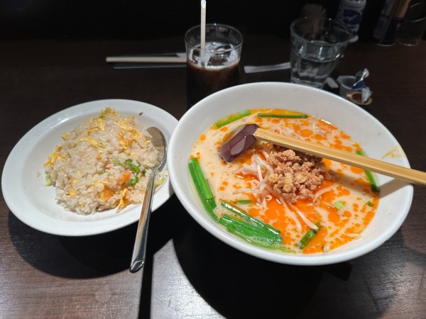 「本日の日替わり①（豚骨辛味ラーメン＋半チャーハン）900円」@上海華龍 ヤマダ電機LABI1高崎店の写真
