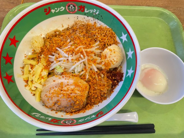 「限定 温玉パワフルまぜそば」@ジャンクガレッジ フォレオ菖蒲店の写真