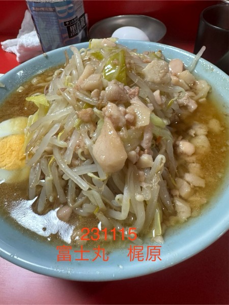「ラーメン半分+生玉子　1,000+100」@ラーメン富士丸 明治通り都電梶原店の写真