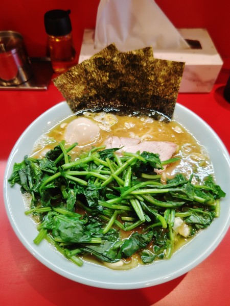 「中盛ラーメン+味玉+ほうれんそう」@横浜家系ラーメン 黄金家 鴨居店の写真