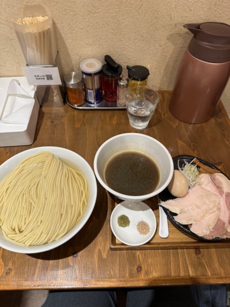 「つけ麺400g醤油にぼし油特製トッピング」@麺屋鈴春の写真