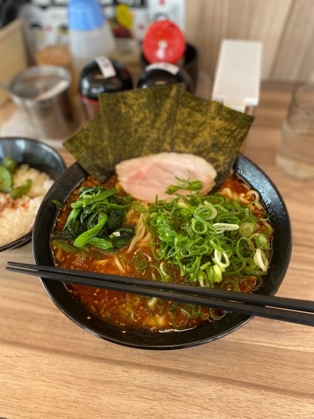 「辛味豚骨ラーメン中」@七代目武道家の写真