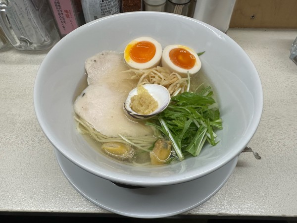 「江戸前の貝の旨味ソバ味玉」@マグロ卸のマグロ丼とラーメンの店 ウミノイロの写真