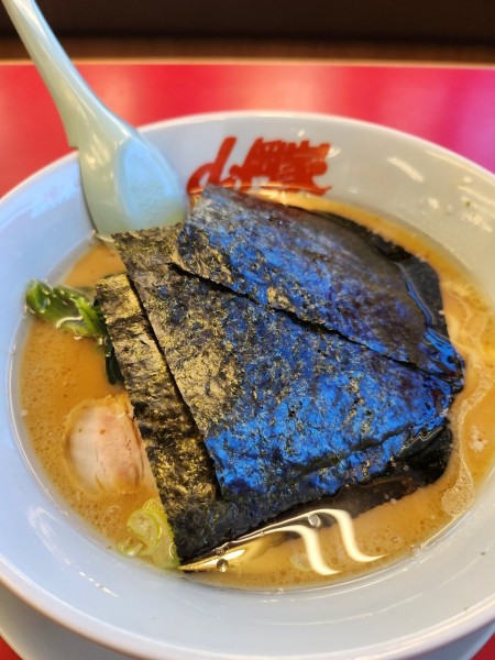 「醤油ラーメン」@ラーメン山岡家 四日市采女店の写真