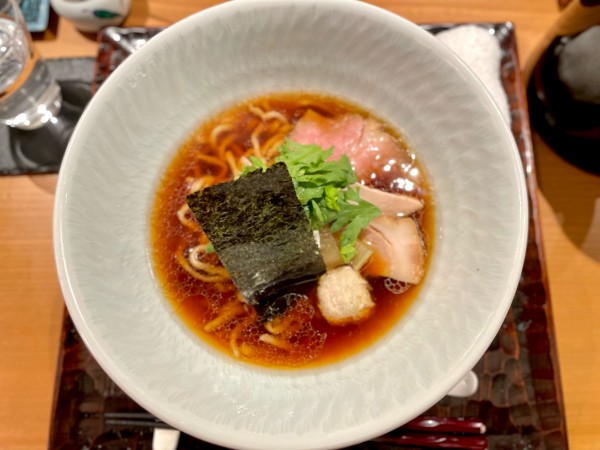 「醤油そば(手揉み)　半麺　1250」@饗 くろ㐂の写真