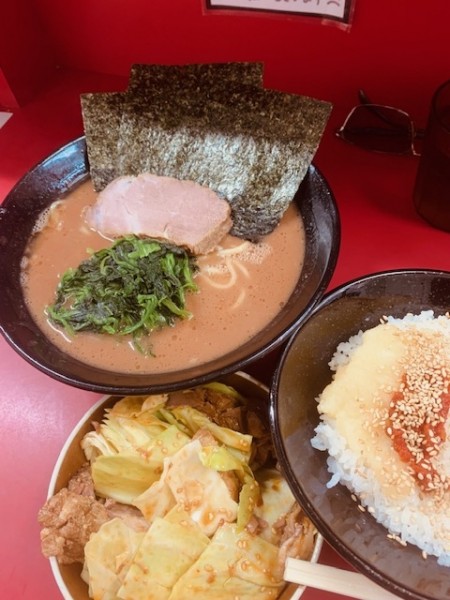 「ラーメン（並）750円 キャベチャー150円 無料ライス」@横浜家系ラーメン 武蔵家 千歳烏山店の写真