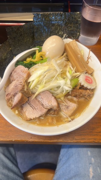 「濃厚魚介醤油ラーメン全部のせにネギ」@東神田ら～めん3の写真
