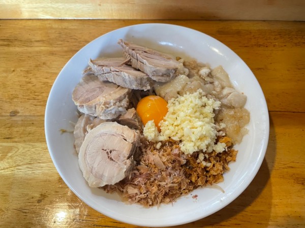 「まぜそば＋ブタマシ」@三十郎 下館駅南店の写真