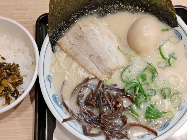 「由丸らーめん＋高菜ごはんセット」@由丸 八重洲店の写真