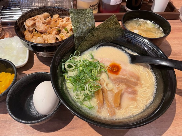 「とんこつラーメン + ミニすためしセット」@情熱のすためしどんどん 三鷹駅前店の写真