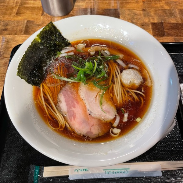 「黒さつま鶏 醤油+和え玉 塩 ￥1000+￥150」@特級鶏蕎麦 龍介 PLAY atre TSUCHIURA店の写真