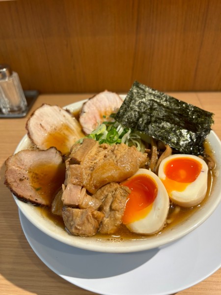 「特製中華そば（醤油）大盛り　チャーシュー追加」@中華そば やなぎやの写真