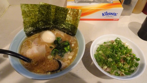 「味玉ラーメン：細麺味濃いめ（900円）＋ねぎ飯（250円）」@横浜家系ラーメン 府中家の写真