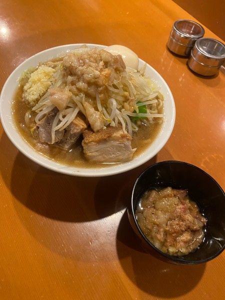 「豚麺300g（豚2枚）＋特製脂たれ」@麺屋 長次郎の写真