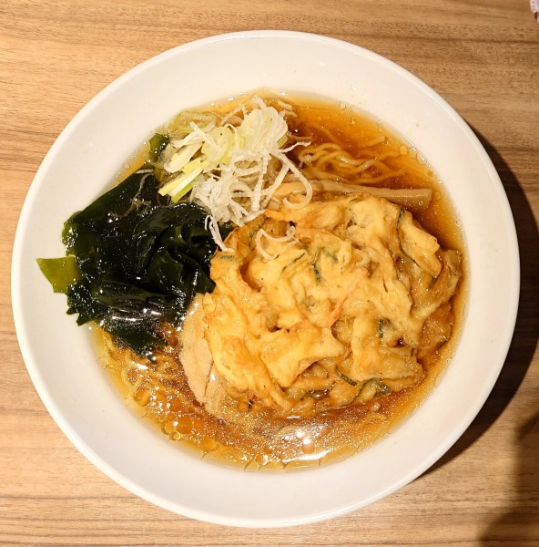 「中華そば+かき揚げ(610円)」@そば処中山道 大宮8・9番線店の写真