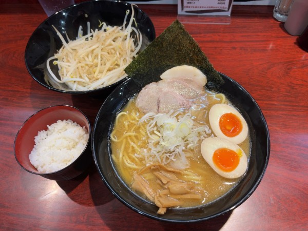 「みそらーめん＋もやし＋サービス味玉」@濃厚らーめん 轟の写真