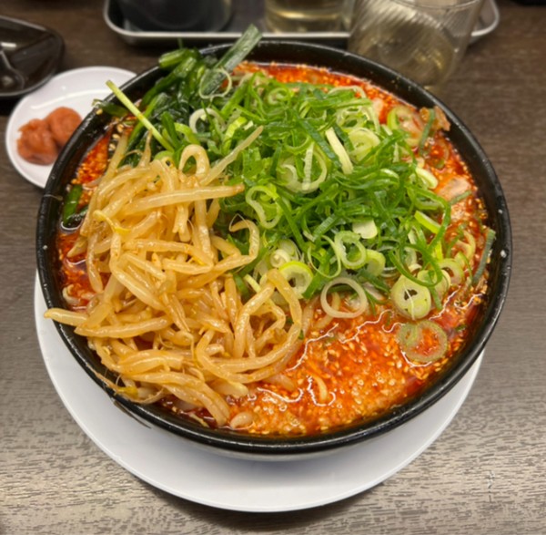 「【定食】唐揚げと赤味噌ラーメンと小ライス　トッピング→ニラもやし」@来来亭 佐賀新栄店の写真