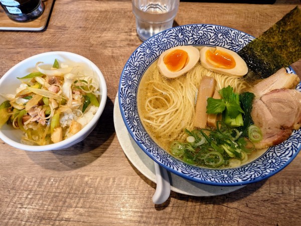 「味玉中華そば(塩)＋ネギチャーシュー丼」@鶏そば みなもの写真