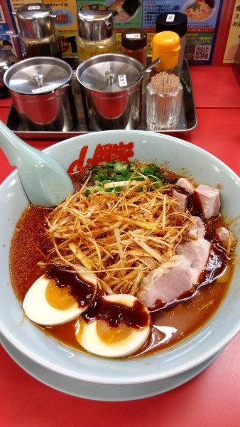 「ウルトラ激辛ラーメン+クーポンコロチャーシュー6個」@ラーメン山岡家 千葉鎌ヶ谷店の写真