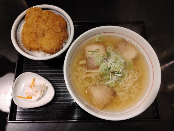 「らーめん　ミニタレかつ　800+550円」@麺＆ダイニング 坂新の写真