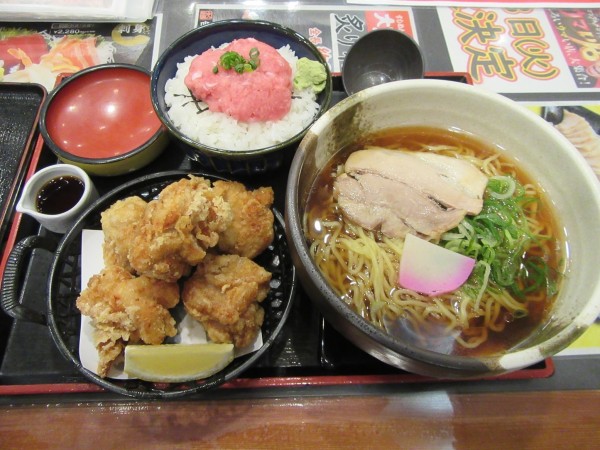 「鶏がら醤油ラーメン＋ミニねぎとろ丼（１４２７円）＋唐揚げ」@すしめん処 大京 佐原水郷橋店の写真