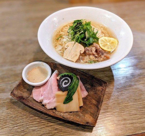 「牛筋と松茸のラー麺【本日の限定】」@ニボシラァメン コハクの写真