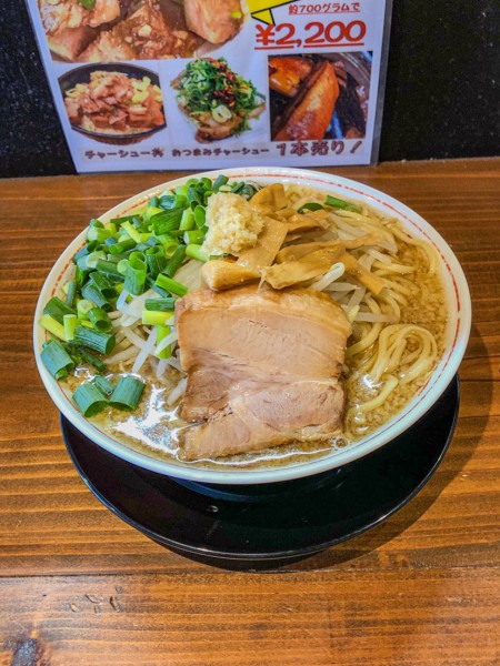 「生姜背脂しょうゆラーメン大盛+青ネギ」@スタミナススムの写真