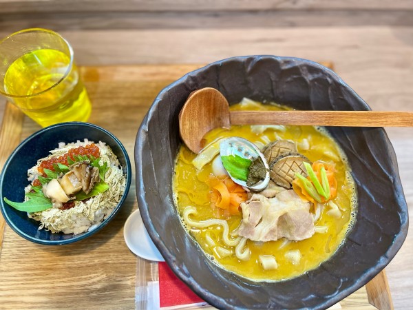 「4周年限定メニュー　えぞあわびのプレミアム　黄金ほうとう風ラーメ」@えびそば 緋彩の写真