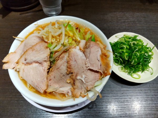 「朝郞 大盛無料」@とんこつらーめん俺式 純 東京ラーメンストリート店の写真