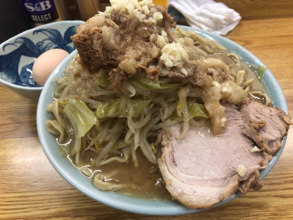 「ラーメン(ニンニク少なめちょいヤサイアブラ)+生玉子 1030円」@ラーメン そらの写真