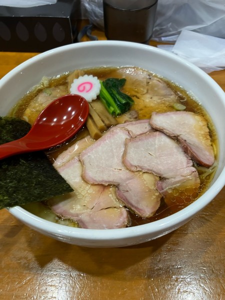 「ワンタン焼豚ラーメン（醤油）1400円」@とら食堂 松戸分店の写真