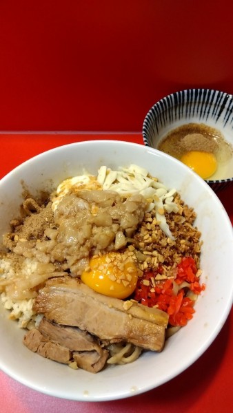 「ジャンク+麺300g+生」@まぜそばマゼロー 船橋店の写真