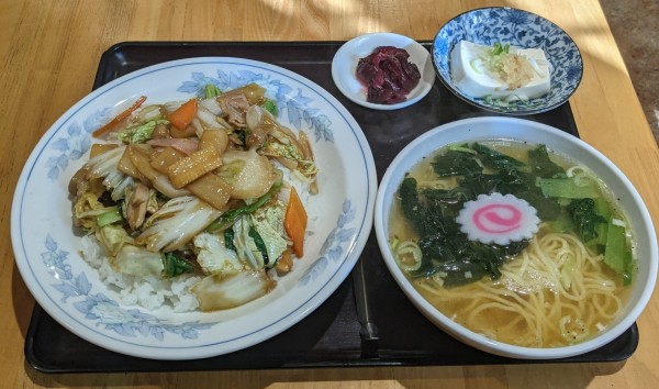 「五目中華丼 + 半ラーメン」@紅華の写真