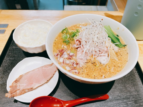 「金森ブラックラーメン 背脂」@超純水採麺 天国屋の写真