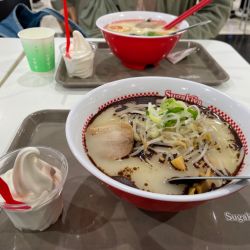 ブラックラーメン￥５８０　ソフトクリームミニ￥１３０