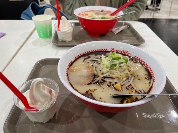 「ブラックラーメン￥５８０　ソフトクリームミニ￥１３０」@スガキヤ イオンモール大髙店の写真
